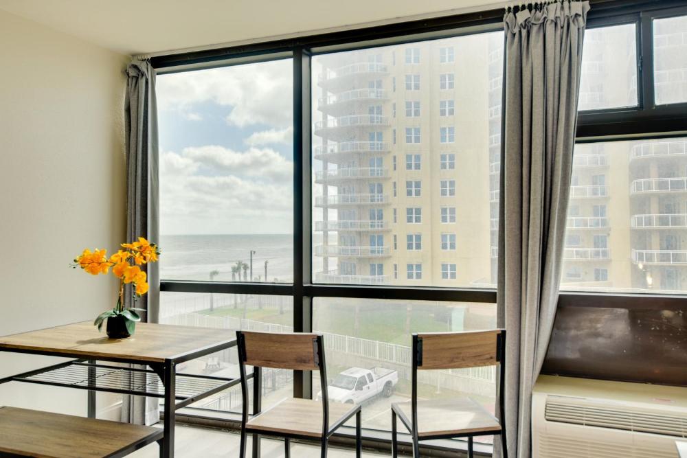 Oceanfront Daytona Beach Studio with Pool Access